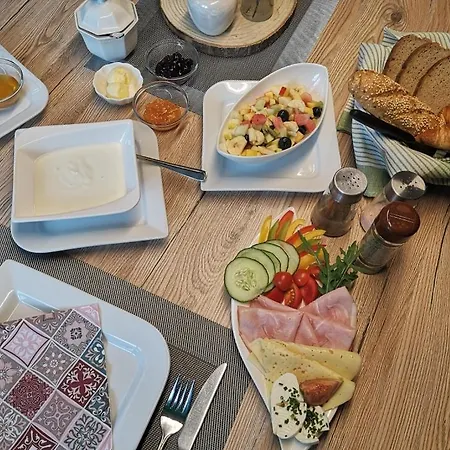Helga Haselberger לינה וארוחת בוקר איבס אן דר דונאו